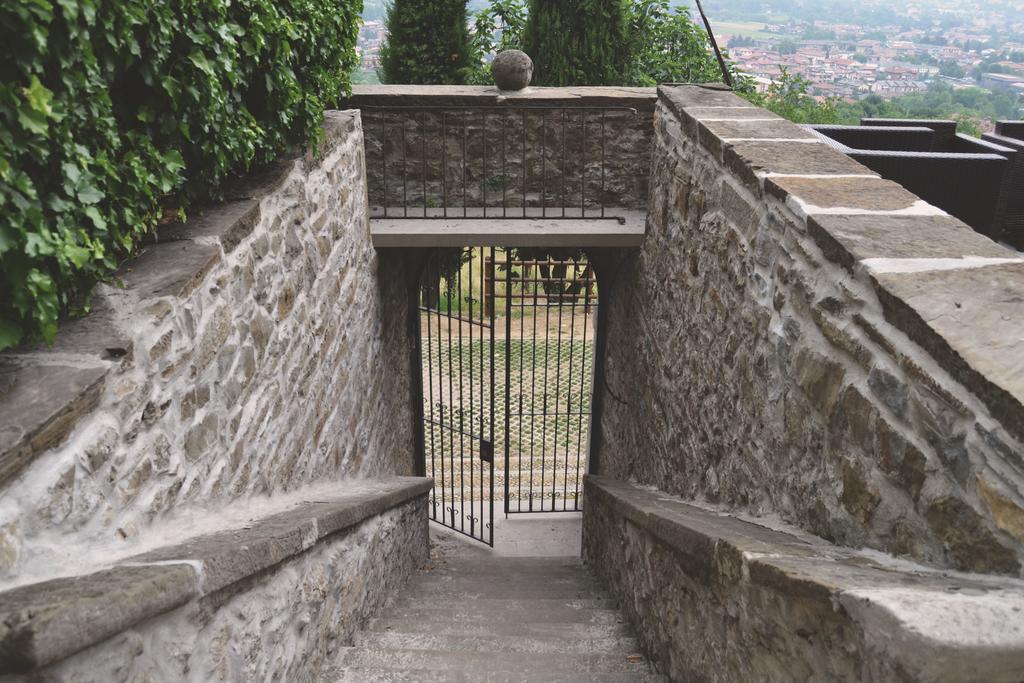 B&B Dimora Delle Donnole Bergamo Alta Bagian luar foto